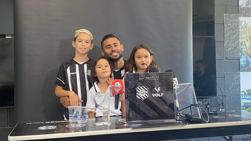 Kayke é apresentado no Figueirense ao lado dos filhos