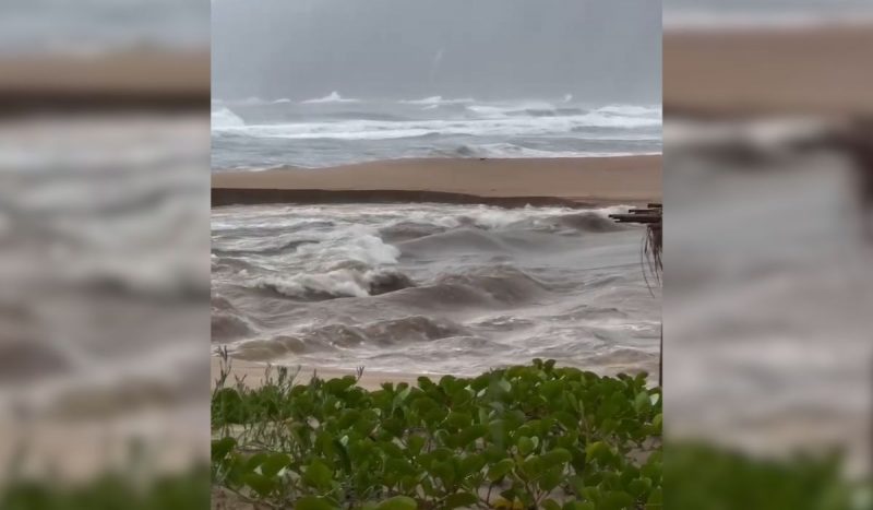 Vídeo mostra rompimento de lagoa e encontro das águas com o mar no Sul da Ilha 