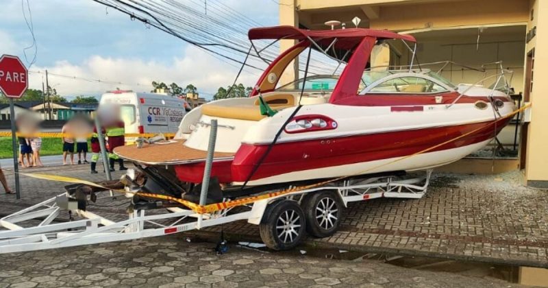 Lancha que invadiu loja em Araranguá 