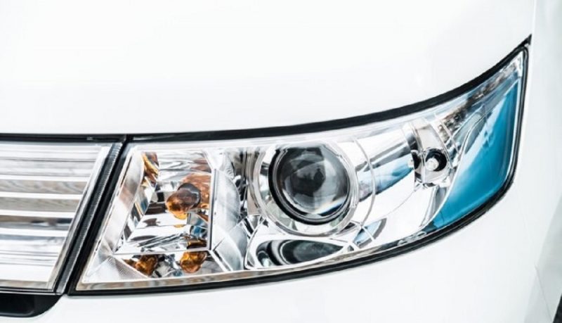 na foto aparece um farol de um carro que está cumprindo a lei dos faróis