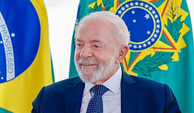 Lula deixa UTI, mas segue internado em hospital de São Paulo