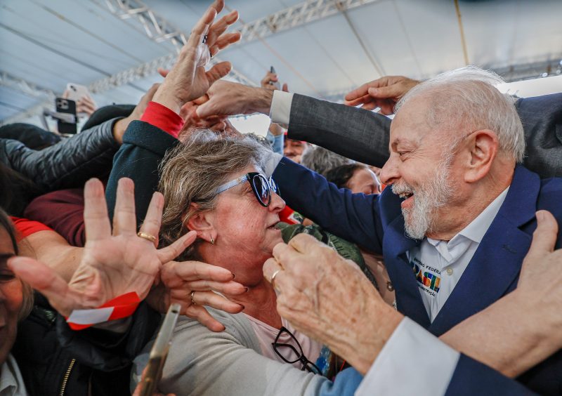 Presidente Lula abraça apoiadores na inauguração do Contorno Viário