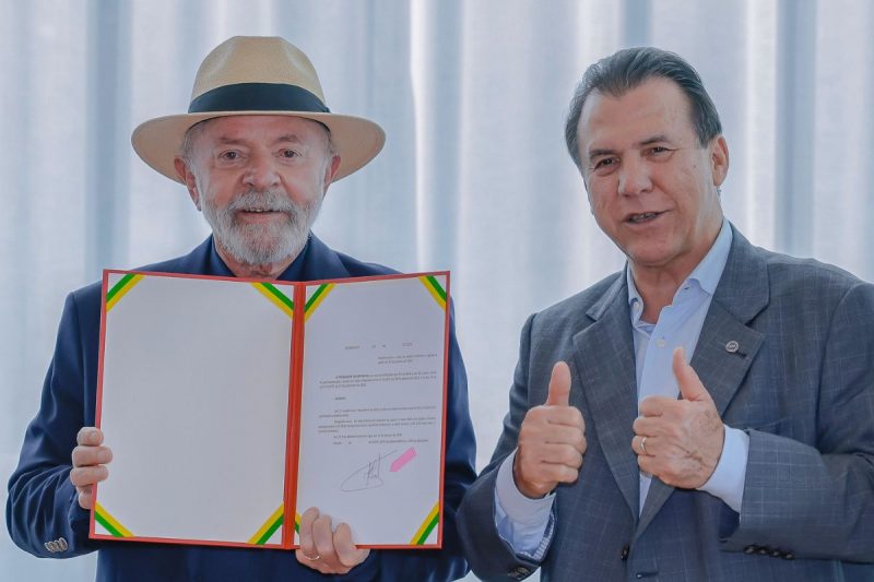 Ao lado do do ministro do Trabalho e Emprego, Luiz Marinho, o presidente Lula assinou o decreto que corrige o valor do salário mínimo para 2025