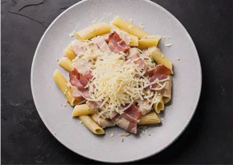 Macarrão carbonara é uma das receitas práticas para o dia a dia