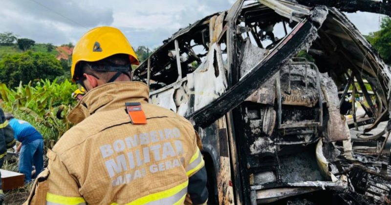 Ao menos 25 corpos foram encontrados carbonizados no acidente em Teófilo Otoni