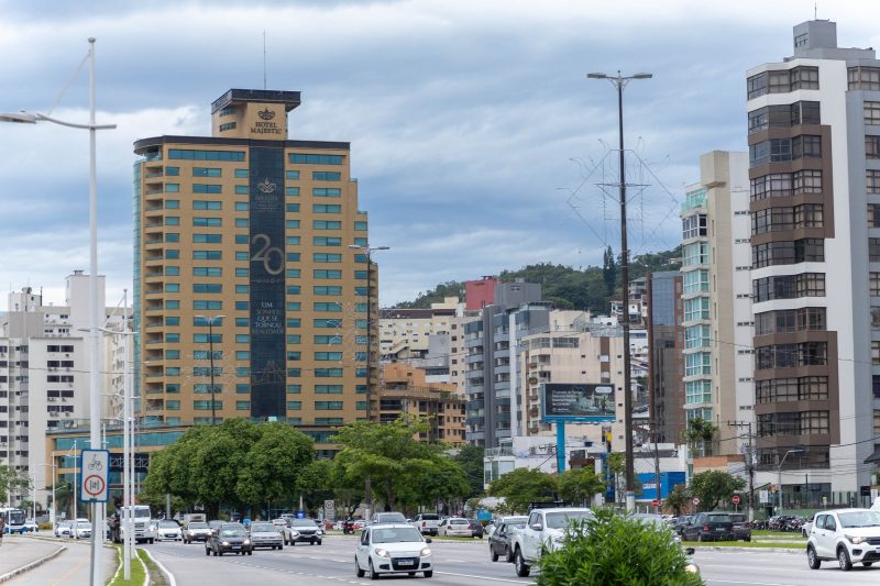 Foto mostra trânsito de Florianópolis com Majestic ao fundo