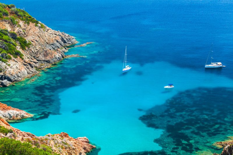 imagem de paisagem com oceano e barcos