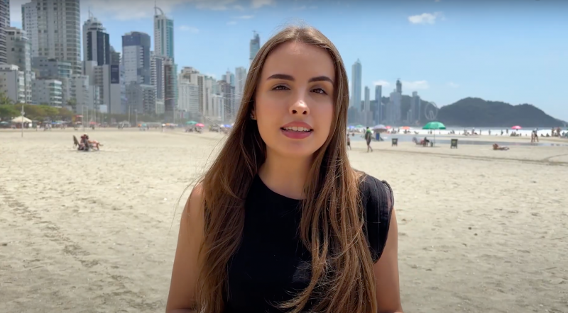 Imagem mostra trecho do documentário sobre alargamento da praia em Balneário Camboriú