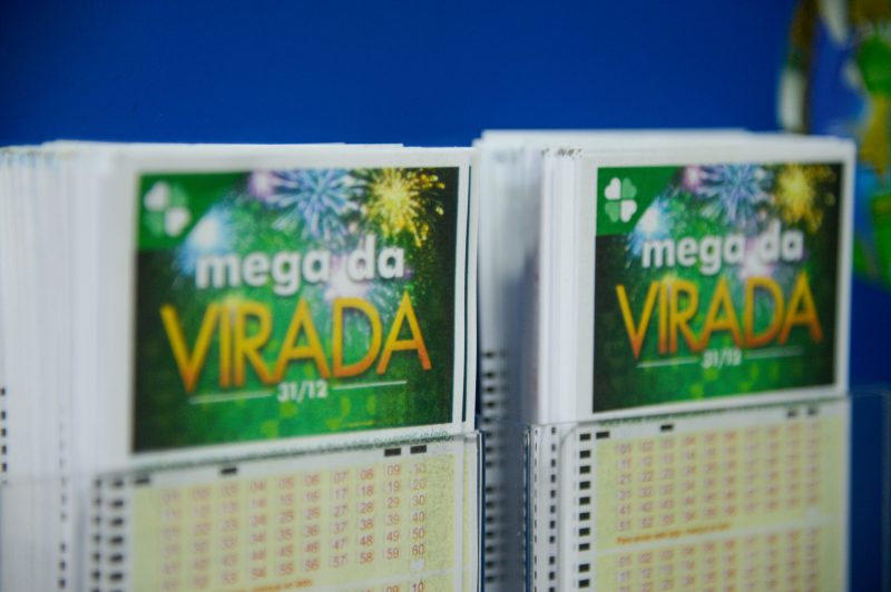 Bilhetes da Mega da Virada dispostos na casa lotérica 