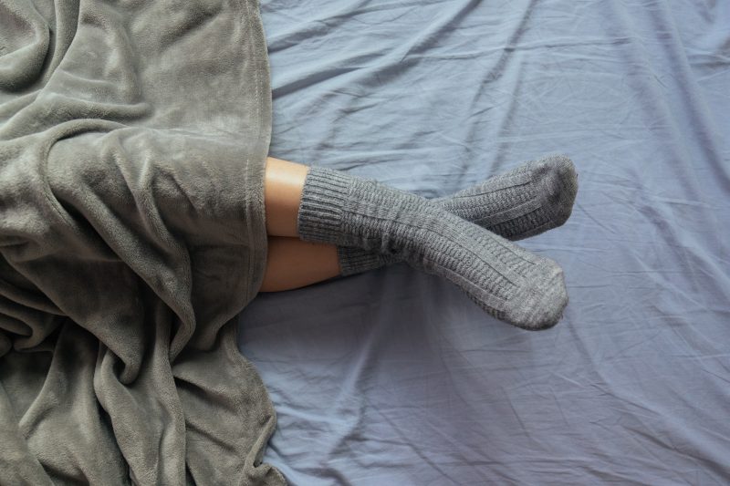 Dormir de meias Pessoa dormindo de meias