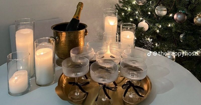 Mesa com taças, champagne e velas