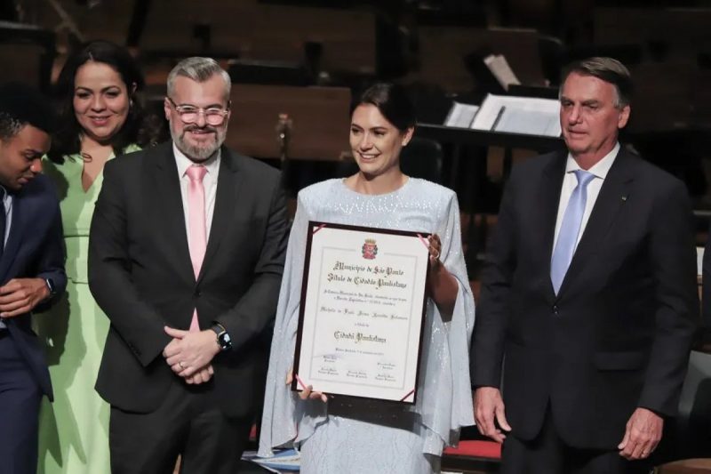 Michelle Bolsonaro recebendo homenagem da Prefeitura de São Paulo