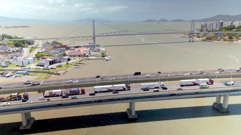 Imagem área do comboio de carretas em Florianópolis