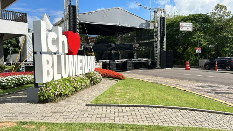 Montagem do palco para a Réveillon em Blumenau na Avenida Beira-Rio