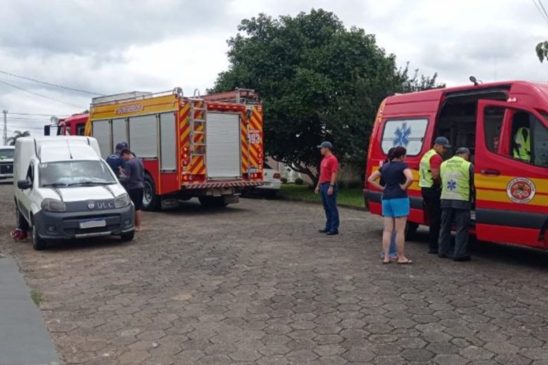 Motorista foi resgatado pelos bombeiros 