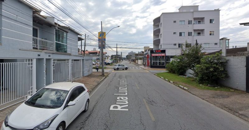 Rua em que mulher foi atropelada por moto em Itajaí 