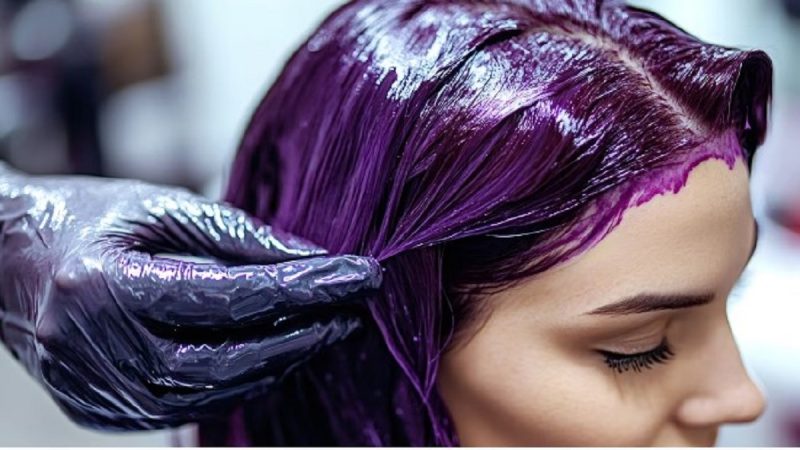 na foto aparece uma mulher que decide mudar radicalmente o visual e pinta cabelo de roxo