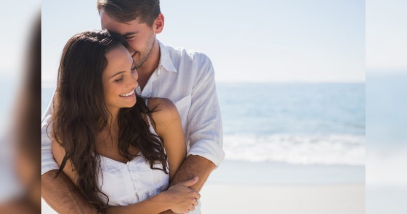 Casal sorrindo em praia