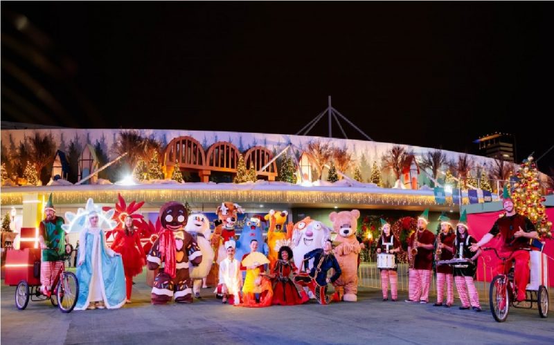 Pessoas caracterizadas para o Natal em Blumenau