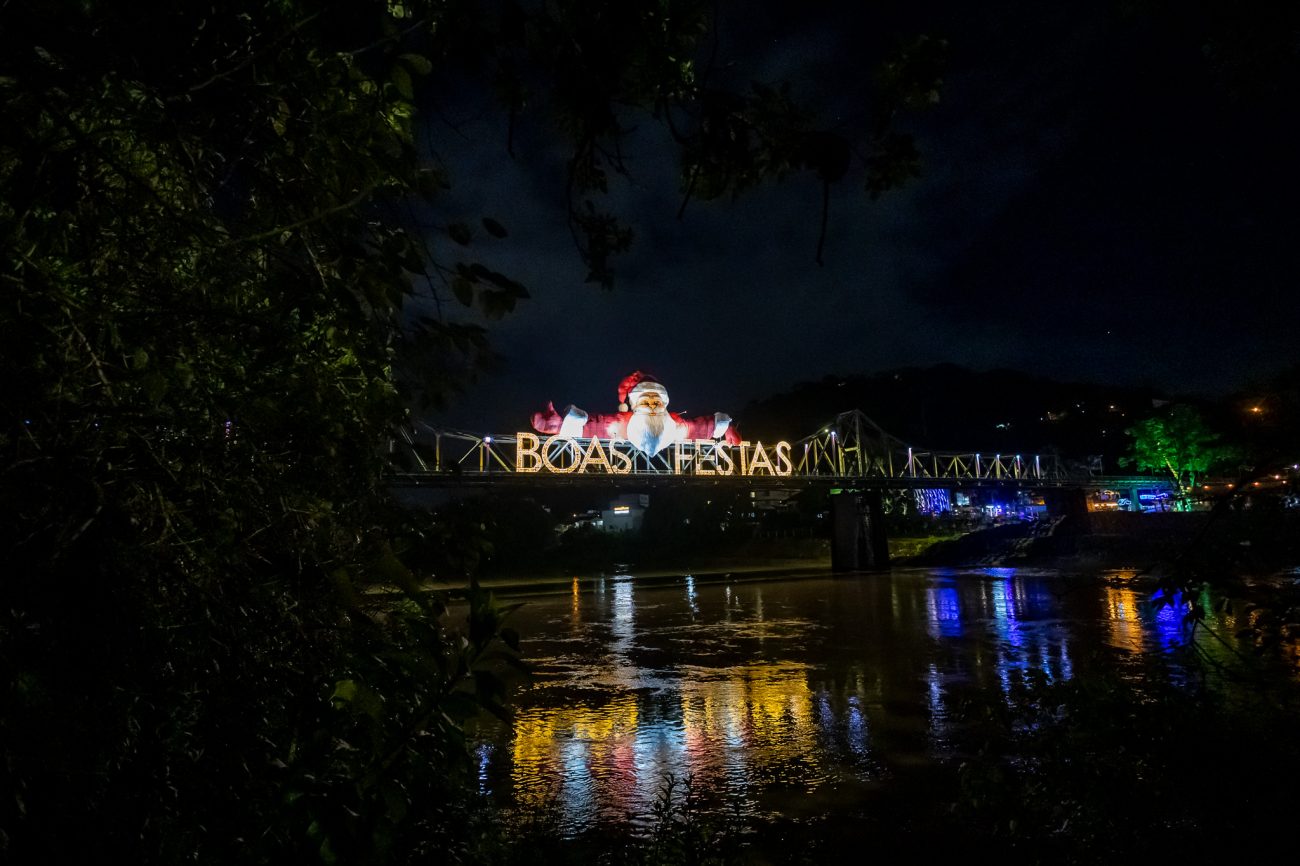 Papai Noel gigante na Ponte de Ferro - Alex Miranda/Divulgação/Prefeitura de Blumenau