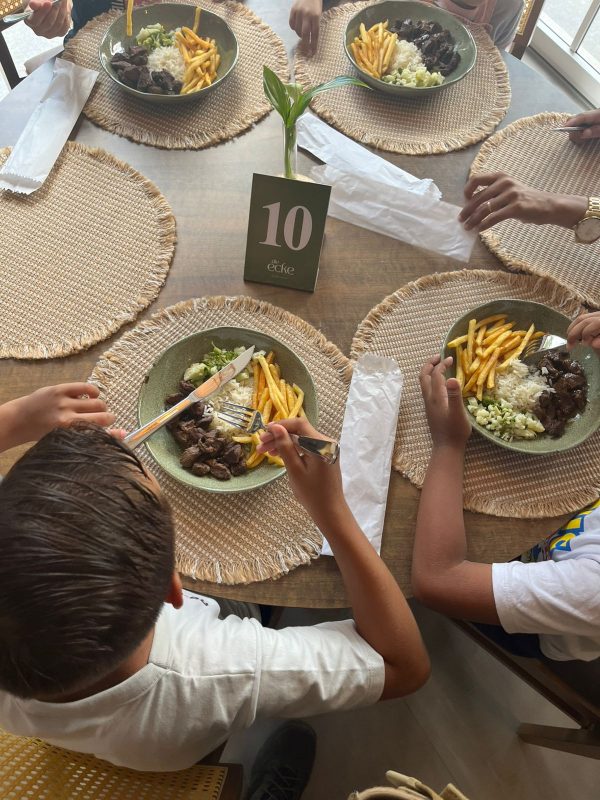 Crianças durante almoço especial do Natal Solidário em Pomerode 