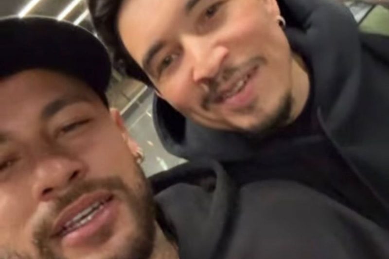 Neymar com amigo no embarque para o Brasil – Foto: Reprodu&ccedil;&atilde;o/instagram Neymar