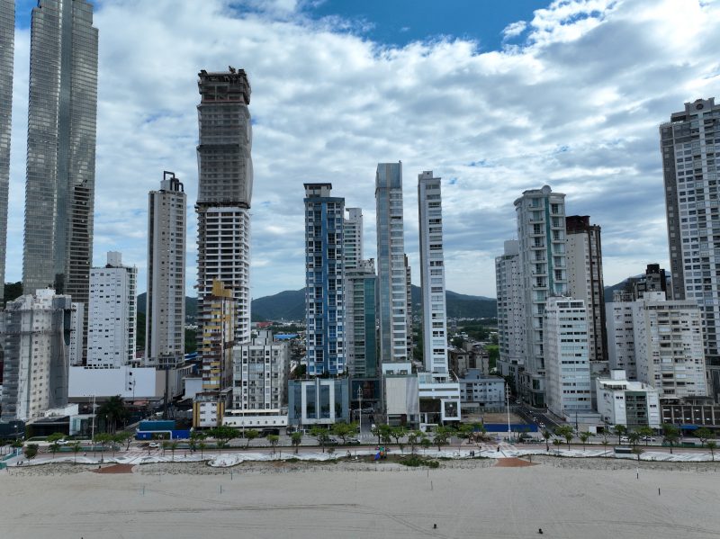 Foto mostra trecho da nova orla de Balneário Camboriú com prédios ao fundo