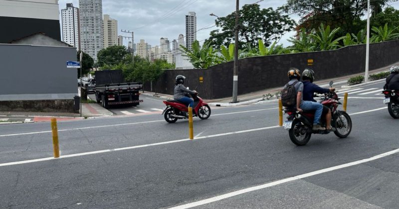 Divisores de pista no início da subida da Avenida Panorâmica que geraram polêmica no trânsito de Balneário Camboriú