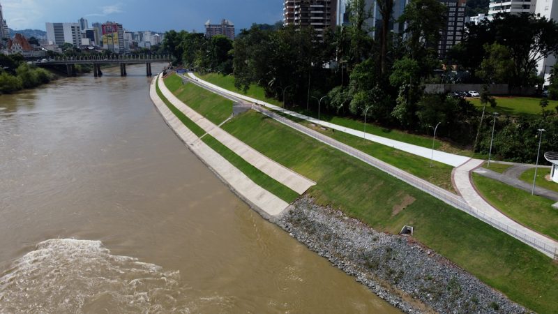 A imagem mostra parte da revitalização da Prainha e Margem Esquerda em Blumenau.