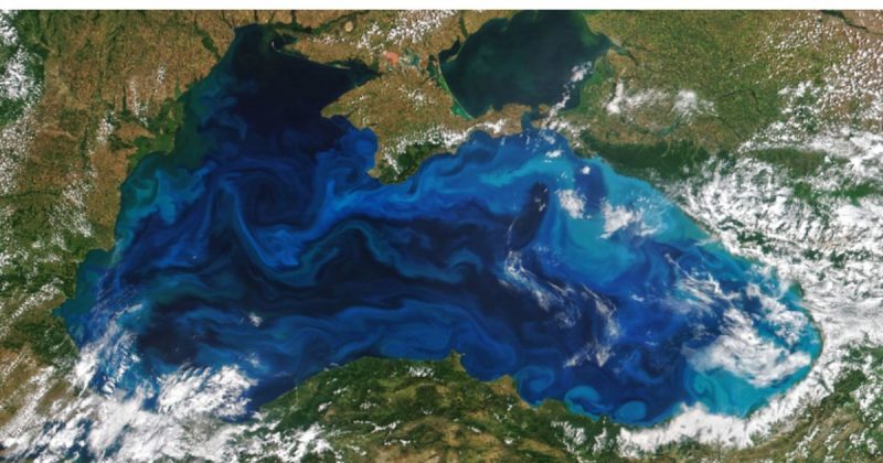 Imagem do oceano com cor com aspecto manchado