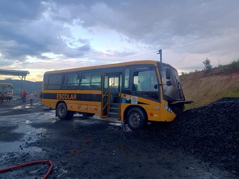 Ônibus pega fogo em Pouso Redondo