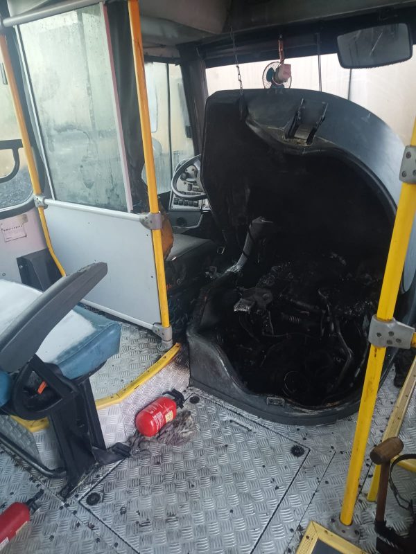 Ônibus escolar pega fogo 