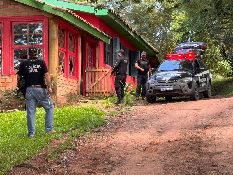 Na foto, Polícia Civil em sítio. Guru espiritual de comunidade alternativa do RS é preso