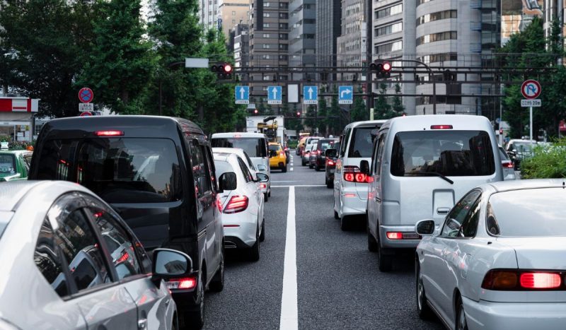 Veiculos em transito na rua 