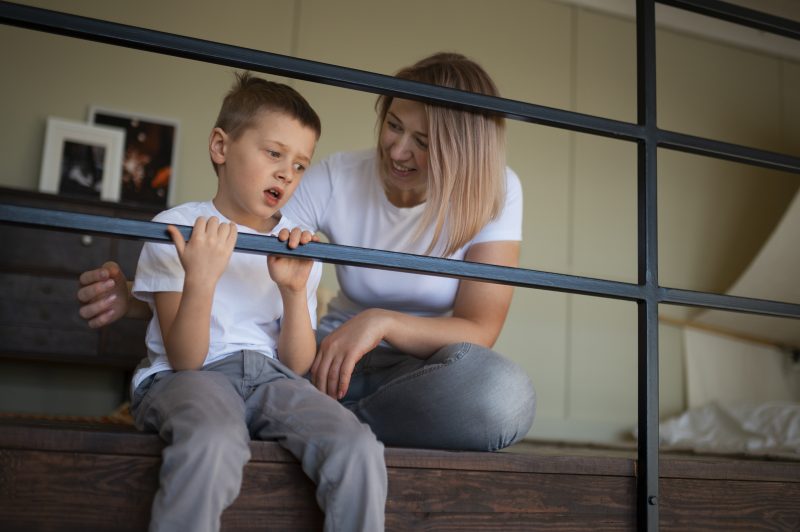 Mãe conversando com o filho