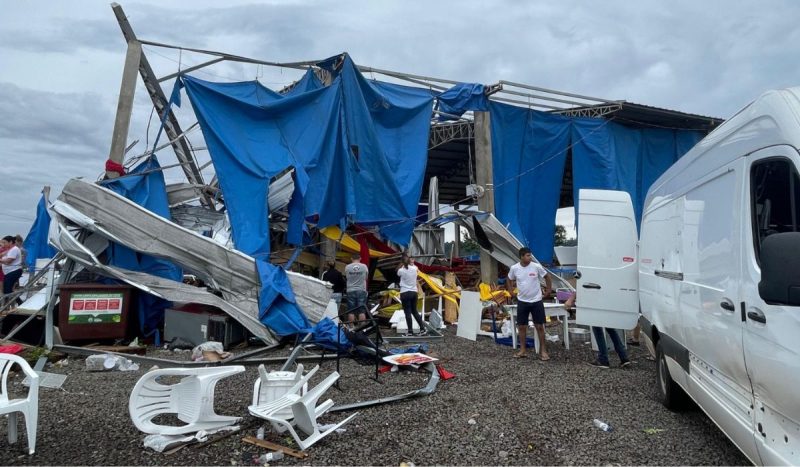 No iníciio de dezembro, um temporal causou a queda de um pavilhão e deixou oito pessoas feridas em Arroio do Tigre, na região central do Rio Grande do Sul