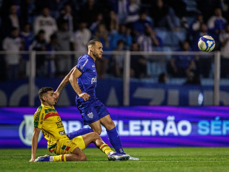 Volante Pedro Castro não seguirá no Avaí para a temporada de 2025