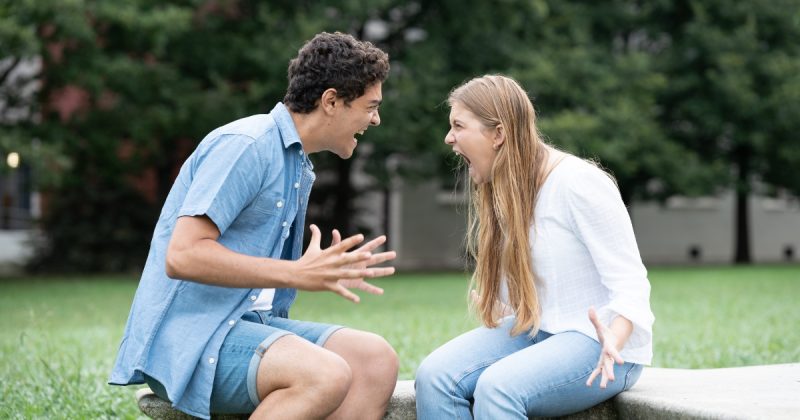 duas pessoas gritando em praça