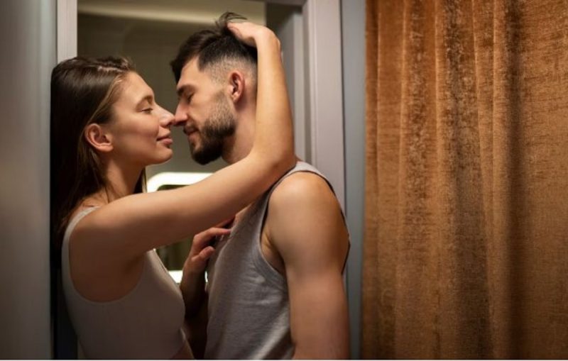 na foto aparece um homem e uma mulher juntos e abraçados depois que as pessoas traem