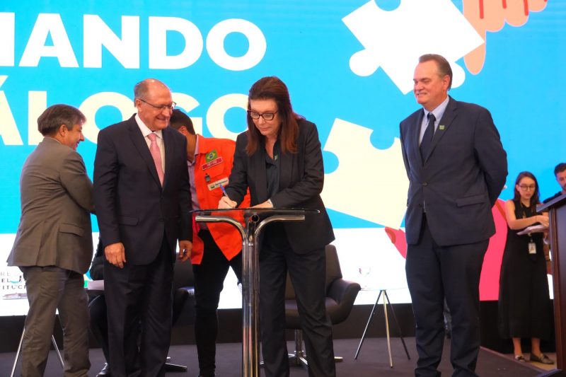 Imagem mostra vice-presidente Geraldo Alckmin com a CEO da Petrobras assinando contrato para a construção de navios em SC 