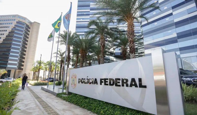 Polícia Federal cumpre mandados em endereços de assessores do deputado federal Carlos Jordy (PL-RJ)