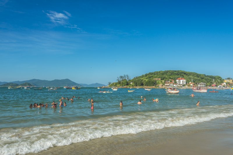 Verão catarinense terá temperaturas acima da média, diz Inmet