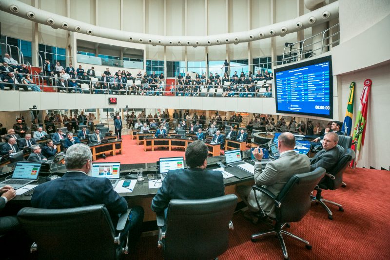 Deputados catarinenses analisaram e aprovaram pacote de propostas do governo estadual - Foto: Bruno Collaço/Agência AL/Reprodução/ND