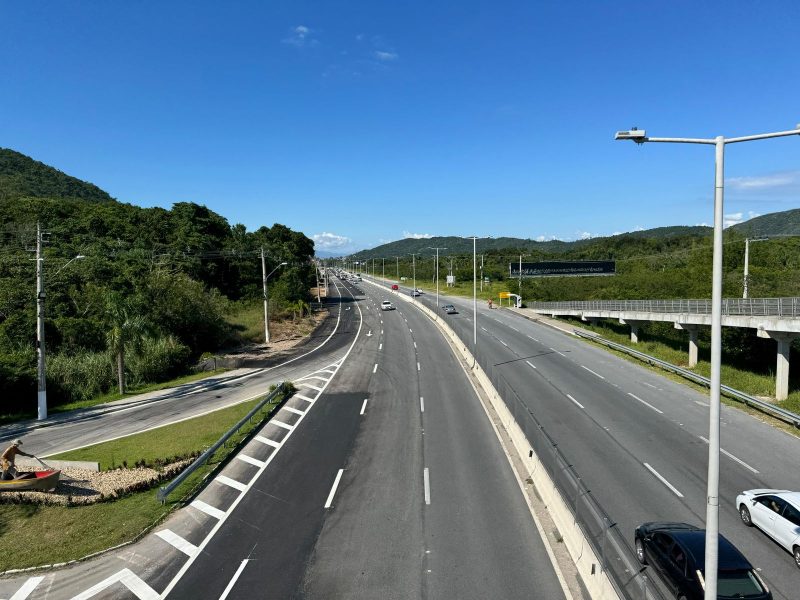 Implementação da terceira faixa na SC-401 foi concluída em cinco meses e deve auxiliar o desafogamento do fluxo na rodovia durante a temporada de verão na capital catarinense - Foto: Leonardo Sousa/PMF/ND