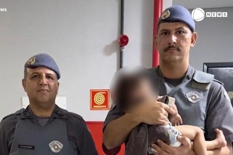 Policiais com menino resgatado