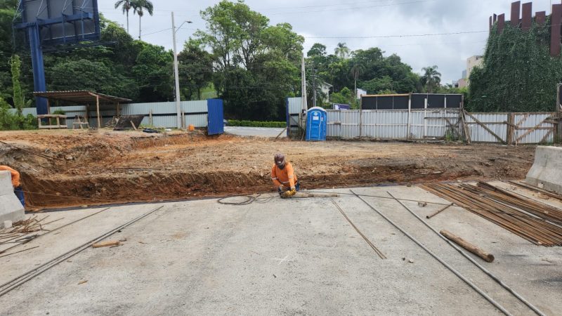 A imagem mostra a nova ponte da rua 7 de Setembro em Blumenau em fase final de obras 