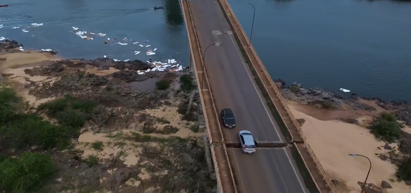 Veículos ilhados entre estruturas da ponte entre Maranhão e Tocantins