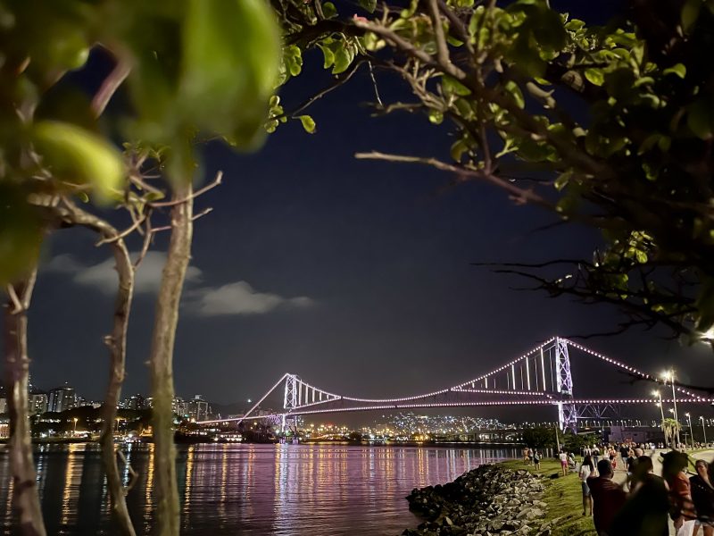 Ponte Hercílio Luz brilha com nova Iluminação