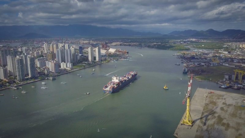 Imagem mostra porto de Santos visto de cima, ilustrando matéria sobre federalização do porto de Itajaí