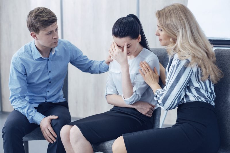 Pessoas falando frases de positividade tóxica para uma colega de trabalho 